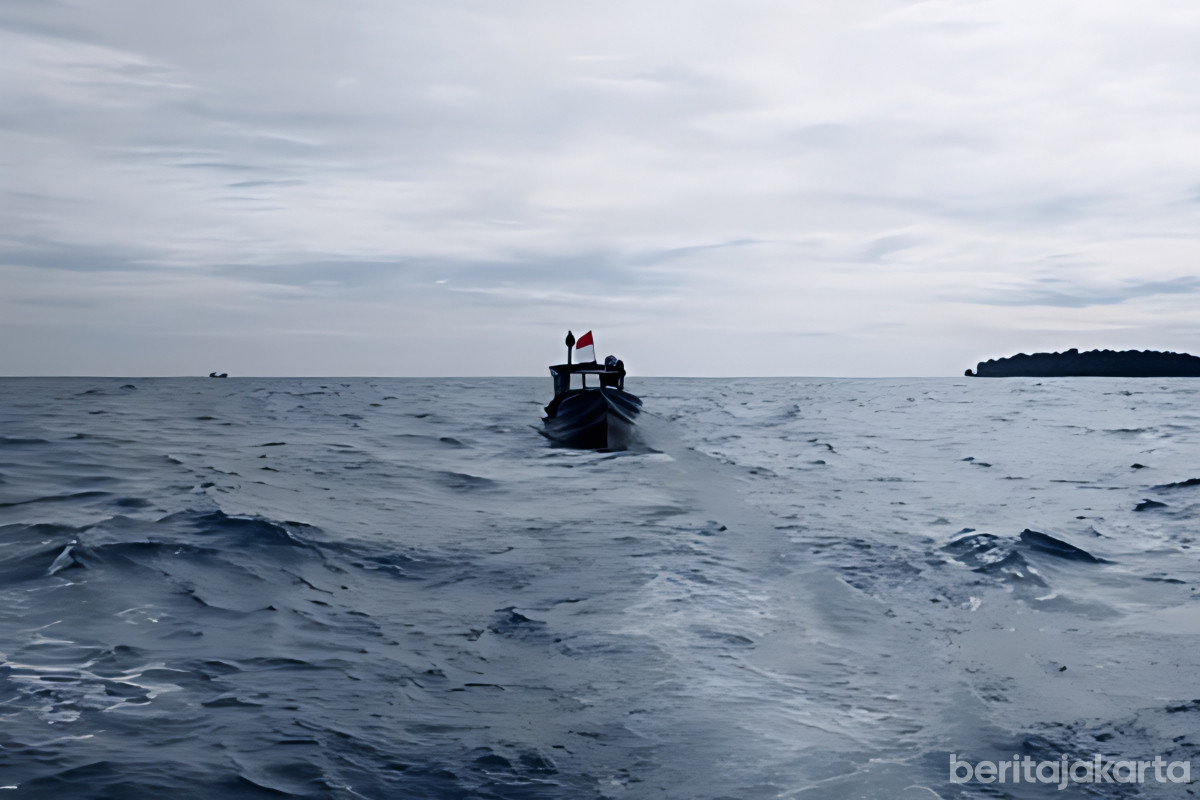 Salah satu Kapal di tengah laut saat cuaca buruk dan gelombang tinggi