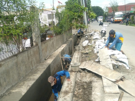Satpel SDA Cilincing Kerjakan Normalisasi Saluran Air di Jl. Madya Kebantenan