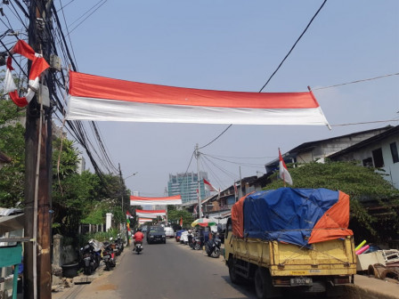 Sambut HUT RI Ke-75, Kelurahan Cideng Dipercantik Dengan Bendera Merah Putih