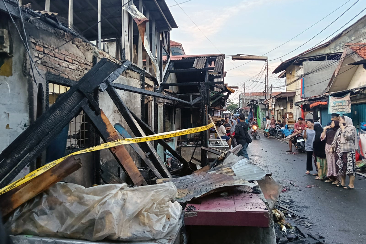 Kebakaran di Jalan Sensus RT 01/04 Kelurahan Bidara Cina menghanguskan 12 kios