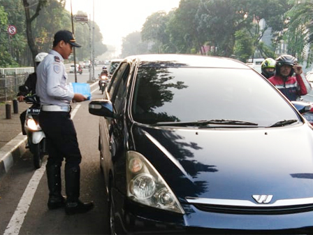  Sudinhub Jaksel Bagikan Brosur Uji Coba Perluasan Ganjil Genap