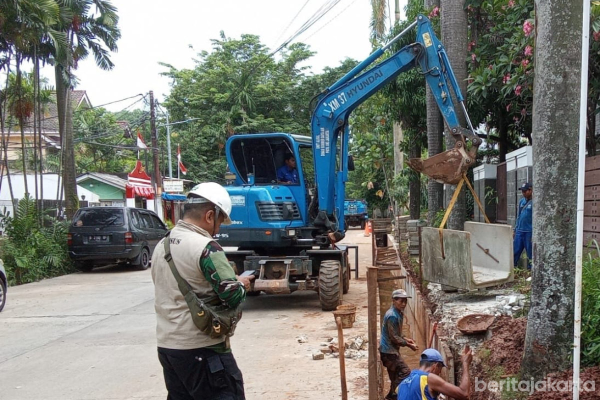 Saluran Air di Jalan Kemang Selatan XII Diperbaiki 
