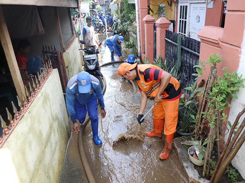 Ratusan Personel Gabungan Mulai Bersihkan Sampah dan Lumpur Pasca Genangan