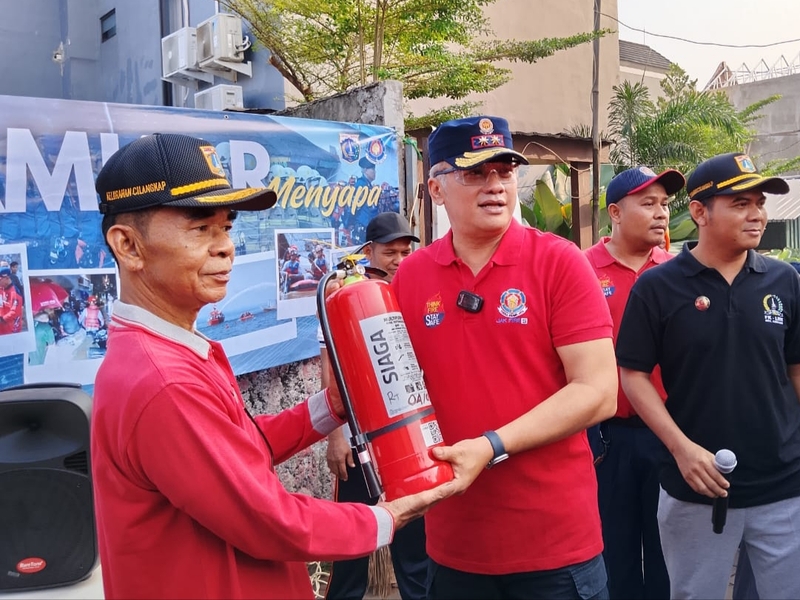 Cegah Kebakaran, Gulkarmat Bagikan APAR ke RW 05 Cilangkap