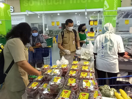  Sudin KPKP Jakbar Lakukan Pengawasan di Tiga Pasar Swalayan 