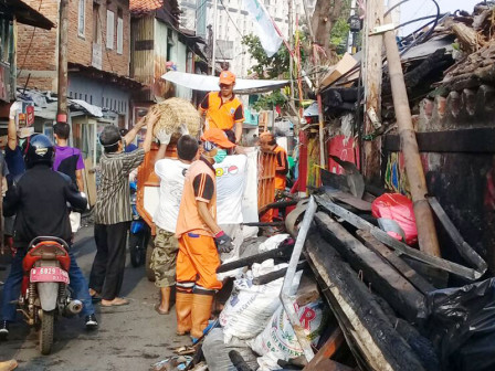  11 Truk Puing Sisa Kebakaran di Menteng Tenggulun Diangkut 