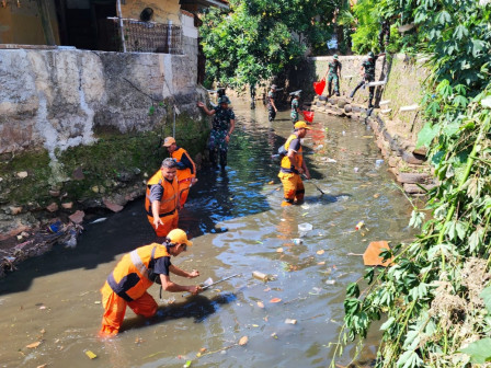 Puluhan Personil Gabungan Bersihkan Kali Cijantung