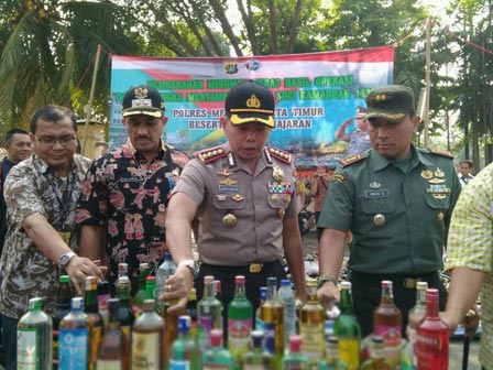  Jelang Ramadhan, 15.210 Botol Miras Dimusnahkan