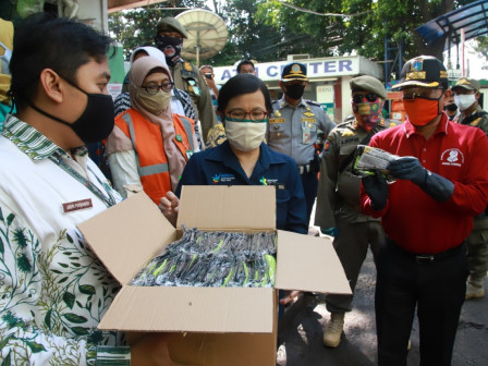 Pemkot Jaksel Bagikan 1000 Masker Untuk di Dua Lokasi Pasar