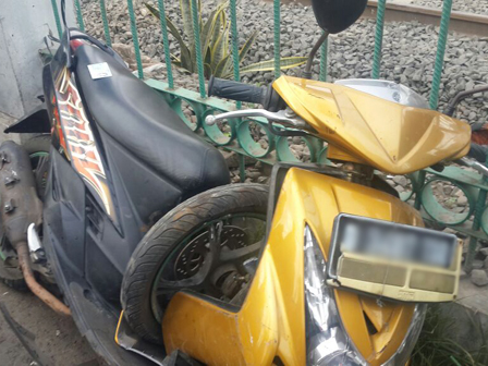 Pengendara Motor Terserempet Kereta di Matraman