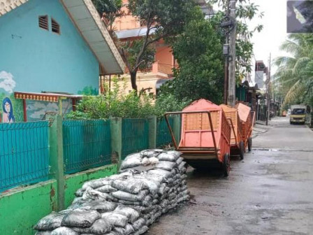  12 Meter Kubik Lumpur Berhasil Diangkut di Saluran Jl Hadiah 