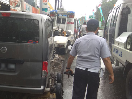 Dua Kendaraan Parkir Liar Di Jatinegara Diderek