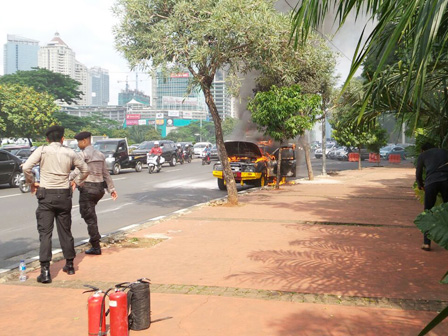 Sebuah Mobil Milik Polda Metro Jaya Terbakar di Gatot Subroto 