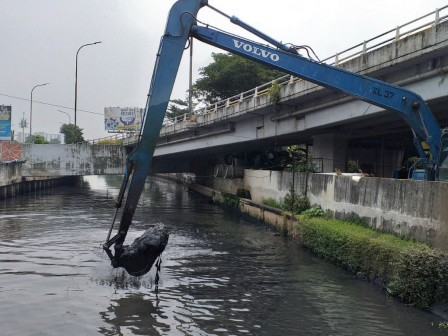 Pengerukan Kali Grogol Segmen Susilo Capai 99 Persen 