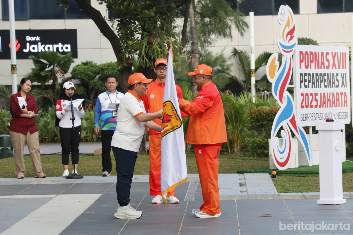 Prosesi penyerahan bendera oleh Gubernur DKI Jakarta, Pramono Anung kepada perwakilan kontingen