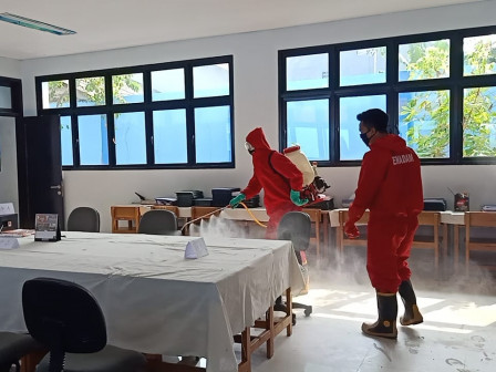Tiga Personil Dikerahkan Disinfeksi Gedung Karang Taruna dan Area Sekolah di RW 03 Pulau Untung Jawa