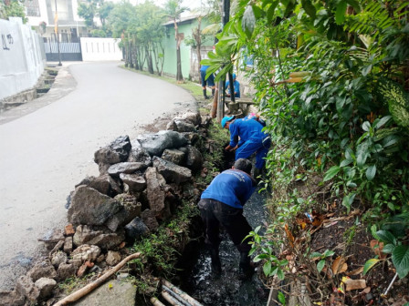  Saluran PHB Jalan Haji Ali Kelurahan Tengah Dibersihkan 