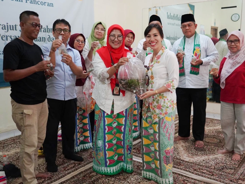 Sudin KPKP Jaksel Berikan 250 Ekor Ikan Cupang di Menteng Dalam