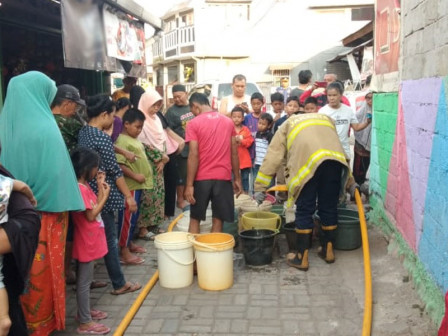  Kemarau Panjang, Sudin Gulkarmat Jaktim Suplai Air Bersih ke Rumah Warga