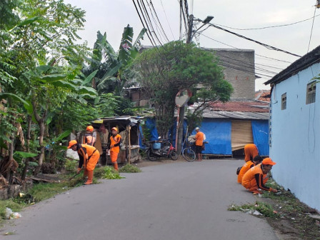 Tumpukan Sampah di Jl Kampung Gaga Semanan Diangkut