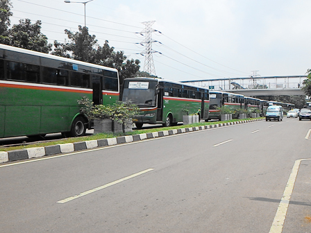 Belasan Bus Mayasari Bakti Mangkal di Jl Mayjen Sutoyo