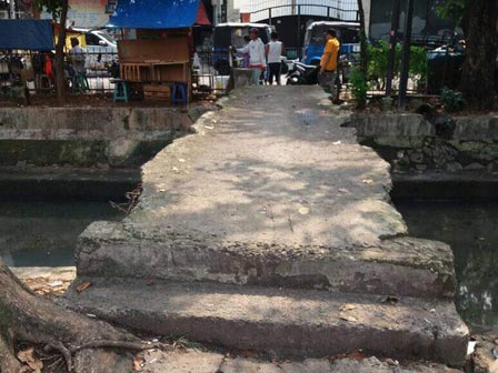 Warga Usul Jembatan di Atas Kali Baru Kemayoran Dibongkar