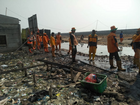 Puluhan Petugas Bersihkan Sampah di Kampung Baru