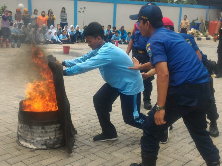  Siswa SMPN 8 Menteng Disosialisasikan Penanggulangan Kebakaran 