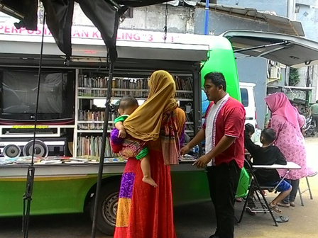 Layanan Perpustakaan Mobil Keliling Digelar di Kampung Melayu