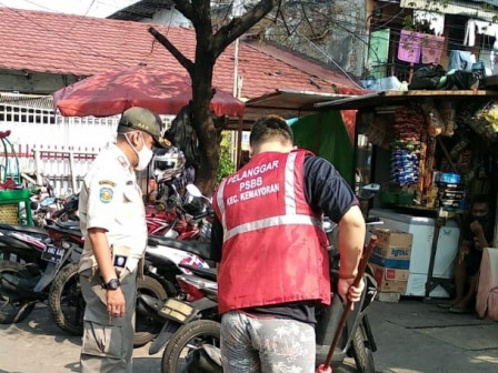 9 Pelanggar PSBB Pasar Gardu Asem Mendapat Sanksi Kerja Sosial