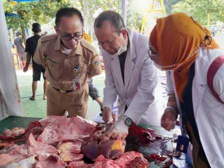 Sudin KPKP Jaktim Pantau Pemotongan Hewan Kurban di Duren Sawit