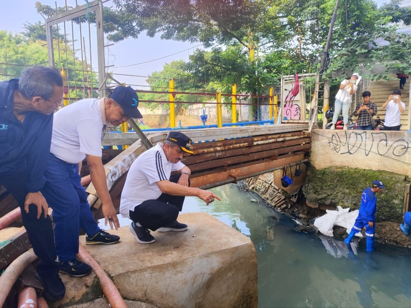 Anwar Pimpin Kerja Bakti Bersihkan Sedimen di Kali Uangan Pesanggarahan