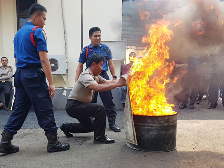  Sudin Gulkarmat Jaksel beri pelatihan pencegahan kebakaran pada anggota polisi 