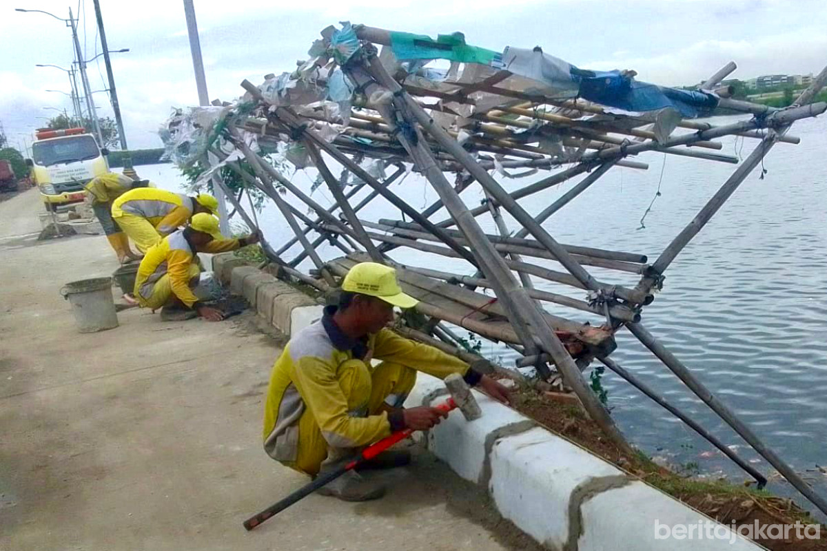 Petugas melakukan pemasangan Kanstin di Jalan Kampung Marunda Kepu