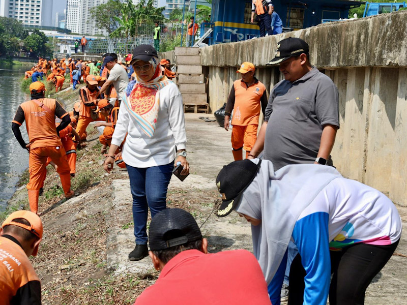 Ratusan Pasukan Pelangi Dikerahkan Kerja Bakti di Waduk Melati 