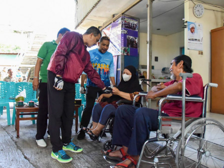 Pemkot Jaktim Distribusikan 10 Kursi Roda ke Lansia di Kebon Pala 