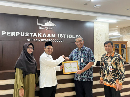 Dispusip Serahkan Sertifikat Akreditasi kepada Perpustakaan Masjid Istiqlal 