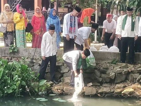  15.000 Benih Ikan Tawes Ditebar di Waduk Setu Babakan 