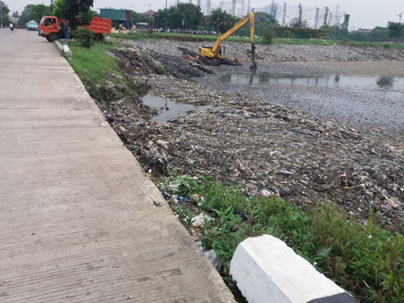 Bantaran Waduk Pluit Dipenuhi Sampah