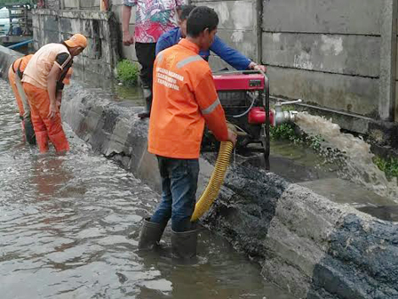 Petugas Sudin Penanggulangan Kebakaran dan Penyelamatan Jakut Dikerahkan Atasi Genangan di Jl RE Mar