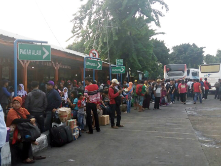 Libur Idul Adha, Ribuan Penumpang Padati Terminal Kalideres 