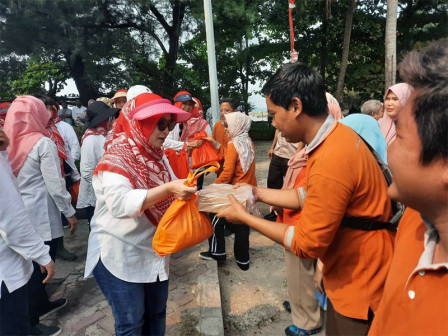  DWP DKI Bagikan 300 Nasi Boks di Pulau Tidung Kecil 