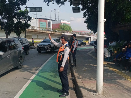 Petugas Gabungan Pemkot Jakpus Gelar Penertiban di Jalan Cideng Timur