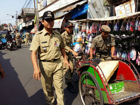 8 Becak dan 15 Lapak PKL Ditertibkan Di Johar Baru