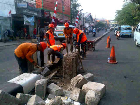 Proyek Pembangunan Trotoar Asal Jadi, Warga Kedoya Selatan Kecewa