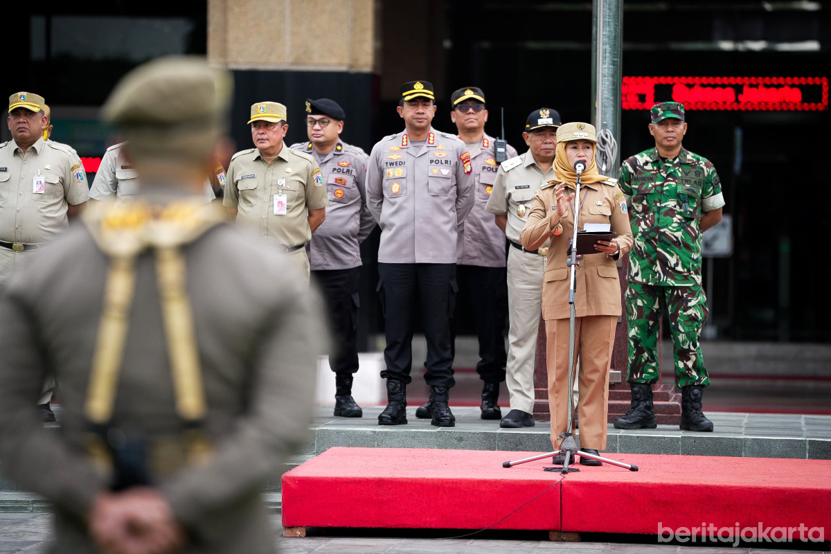 Iin Mutmainnah memimpin apel kesiapsiagaan bencana di Halaman Kantor Wali Kota Jakarta Barat