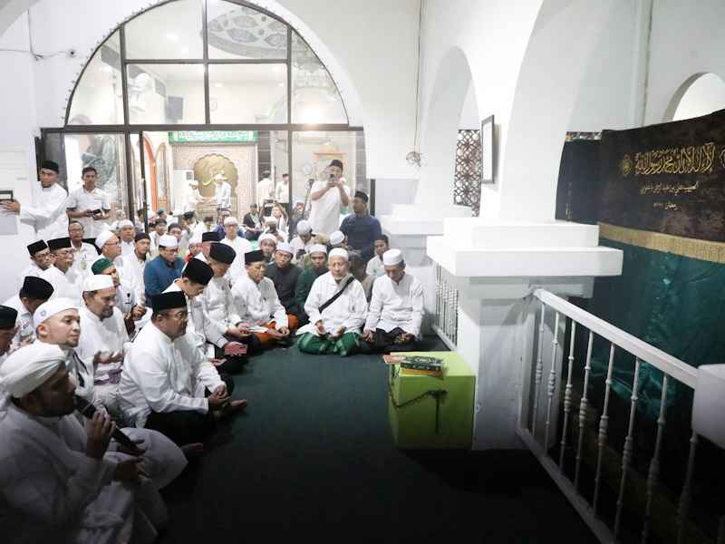 Wagub Rano Ziarah Makam Ulama di Area Masjid Jami Al-Mukarromah 