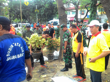 Ratusan Personil Dikerahkan Kerjabakti di Jl Utan Jati Raya