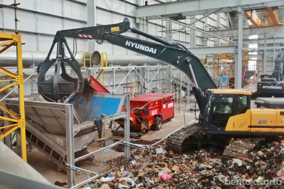 Proses pemindahan sampah yang akan diolah menuju mesin Primary Srider untuk dicacah di RDF Rorotan