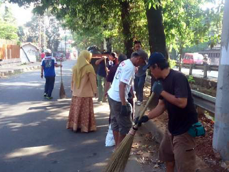 PHL Kelurahan Pulo Angkat Sampah di Jl Dharmawangsa 11